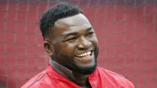 David Ortiz sonríe durante una práctica de Red Sox en 2016