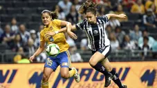 Cristina Ferral y Mónica Monsivais en disputa de un balón