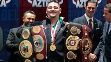 Andy Ruiz posa con los cinturones de Campeón Mundial