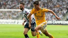 Damm conduce el balón ante marca de Layún