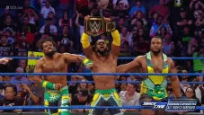Kofi Kingston y The New Day festejan en el centro del ring