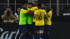 Jugadores de Ecuador celebran gol contra México