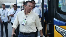 Miguel Ángel Garza baja del transporte de Tigres