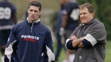 Caserio y Belichick siguen las acciones en una práctica de los Pats