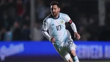 Lionel Messi conduce balón en juego de Argentina