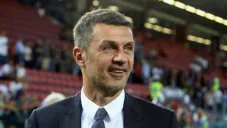 Maldini sonríe durante un partido del Milan