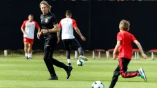 Gareca juego con su nieto en entrenamiento