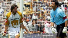 Kikín Fonseca celebra tras vencer al meta Oswaldo Sánchez