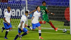 Jugadores de Brasil festejan gol contra Bolivia
