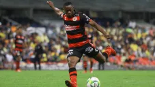 Fabián Castillo dispara de afuera del área en partido de Liga MX