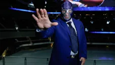 Blue Demon Jr. posa en la Arena Ciudad de México