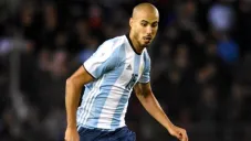Guido Pizarro durante un partido con Argentina
