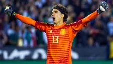 Guillermo Ochoa festeja un gol con el Tri