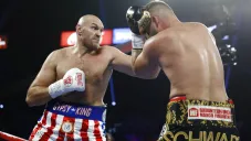 Fury propina golpe a Schwarz durante el combate