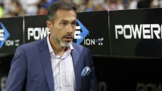 Gustavo Matosas dirigiendo en la Liga MX