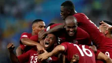Jugadores de Qatar festejan gol de Khoukhi
