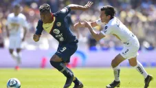 Roger Martínez y Alan Mozo en disputa por el balón