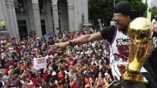 Kyle Lowry muestra el titulo ante los fans