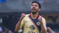 Oribe Peralta festeja un gol con el América