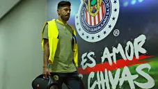 Peralta camina en el Estadio Akron durante un Clásico Nacional