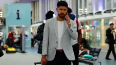 Oribe Peralta, en el AICM para partir a Guadalajara
