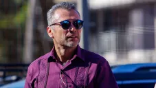 José Luis Higuera llegando a un estadio