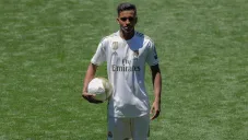 Rodrygo posa con la camiseta merengue en el Bernabéu
