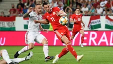 Bale realiza disparo en juego de Gales