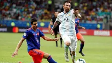 Lionel Messi conduce ante marca de Stefan Medina