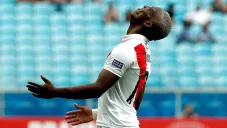 Jugador peruano se lamenta en juego contra Venezuela