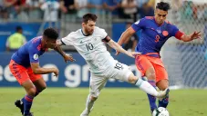 Falcao cubre a Lionel Messi