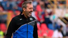 Giampaolo da indicaciones en un juego