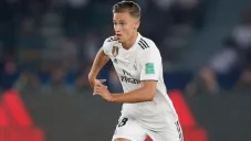 Marcos Llorente disputa un duelo con el Real Madrid