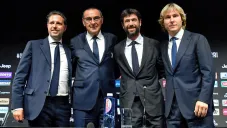 Sarri, junto a directivos de la Juventus en su presentación