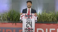 Peralta posa con la playera de Chivas