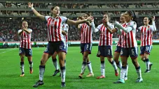 Palafox celebra un gol con sus compañeras de Chivas