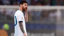 Messi se lamenta en juego contra Paraguay