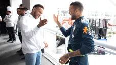 Neymar saluda a Dani Alves en concentración de Brasil