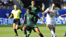 Halimatu Ayinde defiende el balón de una jugadora de Alemania