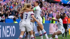 Jugadoras de Estados Unidos festejan gol