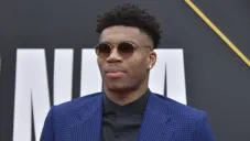 Giannis Antetokounmpo, a su arribo a los NBA Awards