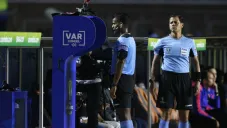 Alexis Herrera usa el VAR en el Colombia vs Qatar