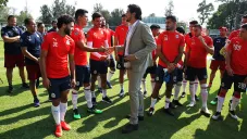 Amaury Vergara, saludando a los jugadores del plantel previo a un entrenamiento