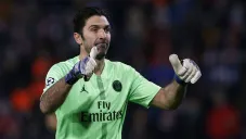 Gianluigi Buffon en un partido con el PSG