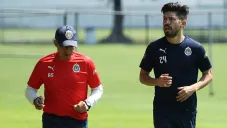 Oribe Peralta en una práctica con Chivas