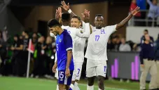 Jugadores de Honduras celebran entre la desgracia salvadoreña