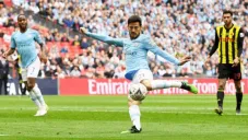 David Silva, durante un duelo con el Manchester City