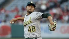 Joakim Soria lanza la pelota en un juego con Oakland Athletics