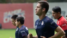 Santiago Ormeño en una práctica con Chivas