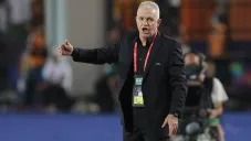 Aguirre da indicaciones en un juego de Egipto